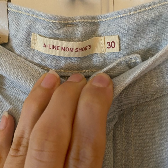 Levi’s mom short jeans never worn! Size 30 - Picture 4 of 5